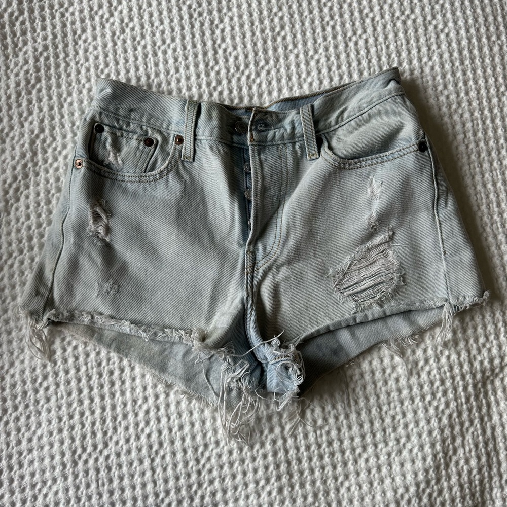 Levi’s distressed short